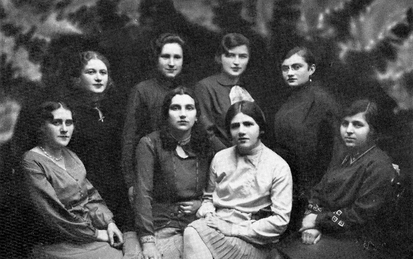 Female students of the Janów Tarbut school